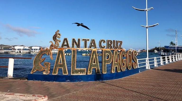 Letras del malecón de Puerto Ayora, Isla Santa Cruz
