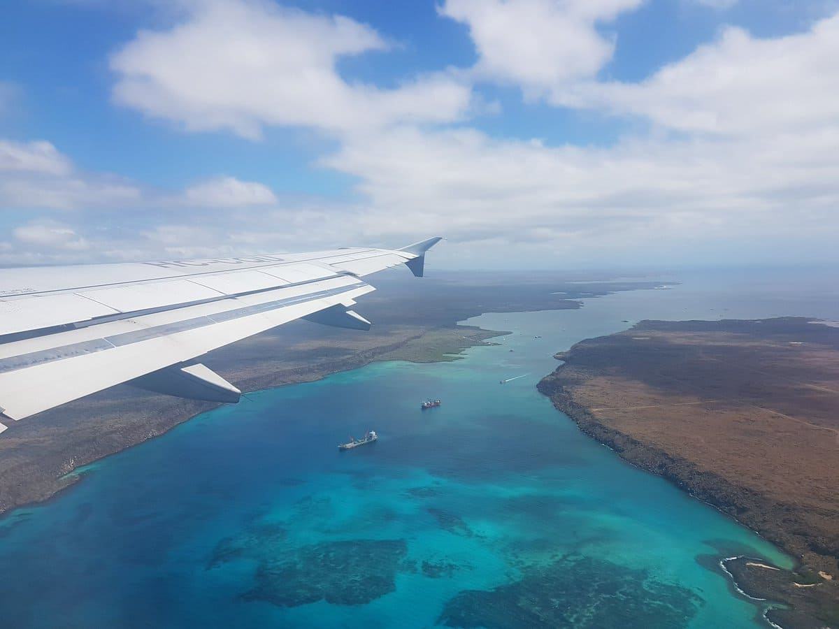 Vuelo de llegada a Galápagos sobrevolando el Canal de Itabaca